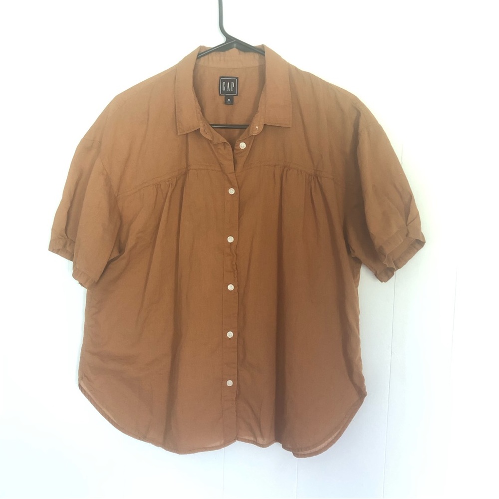GAP Camel Short Sleeved Button Down Top Women’s Medium